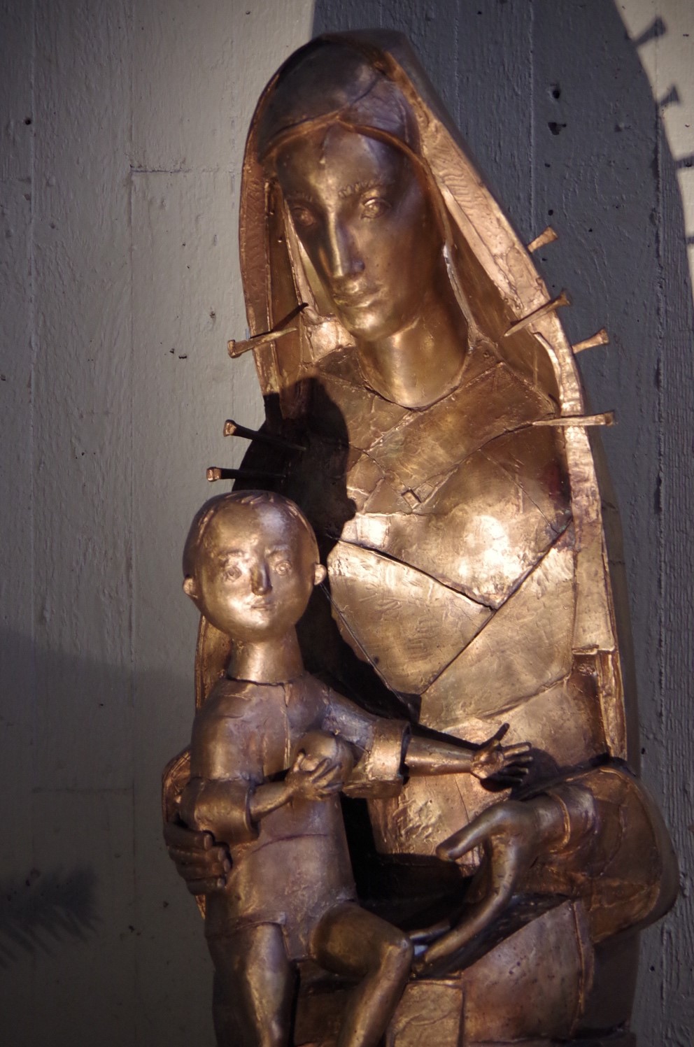 Maria mit Christuskind (Bronzefigur - J. R. Potzler - 1993)