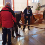 Ausbau der Kirchenbänke und des Holzbodens im Seitenschiff