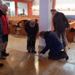 Ausbau der Kirchenbänke und des Holzbodens im Seitenschiff