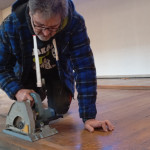 Ausbau der Kirchenbänke und des Holzbodens im Seitenschiff