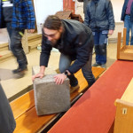 Transport der steinernen Stelen vom Seitenschiff in den Chorraum