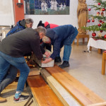 Transport der steinernen Stelen vom Seitenschiff in den Chorraum