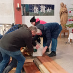 Transport der steinernen Stelen vom Seitenschiff in den Chorraum