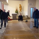 Ausbau der Kirchenbänke und des Holzbodens im Seitenschiff