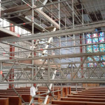 Stangenwald im Kirchenraum