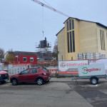 Der Aufzugsschacht wird eingebaut