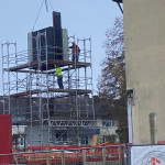 Der Aufzugsschacht wird eingebaut