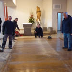 Ausbau der Kirchenb&auml;nke und des Holzbodens im Seitenschiff